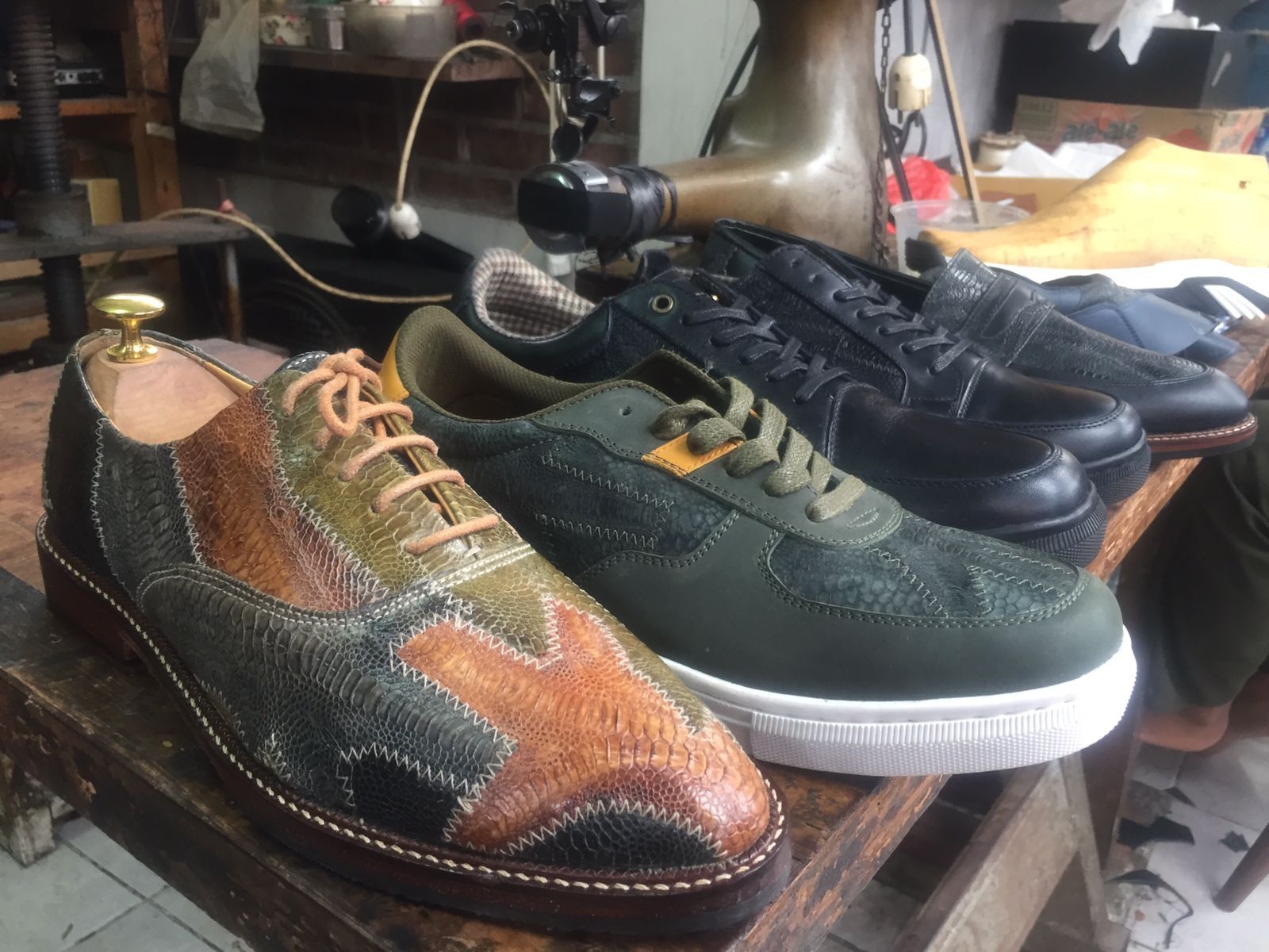 podiumnews.com-Warga Bandung Produksi Sepatu dari Kulit Ceker Ayam 